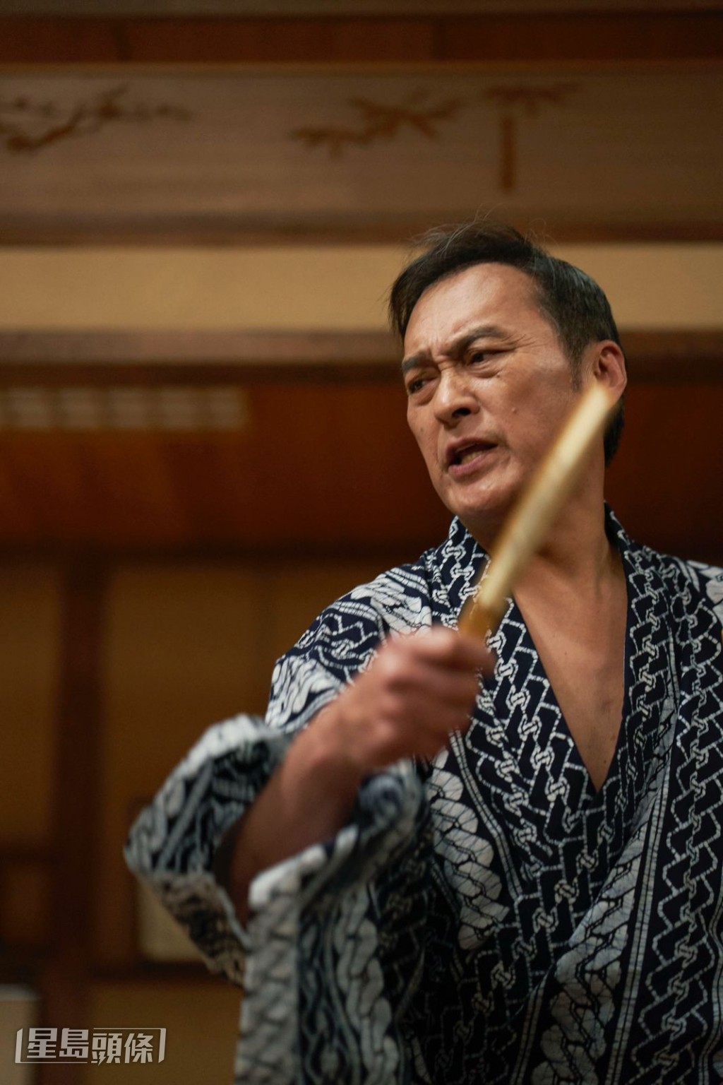 渡邊謙飾演收養吉澤亮,並訓練對方的歌舞伎藝人的師傅。 渡邊謙飾演收養吉澤亮,並訓練對方的歌舞伎藝人的師傅。