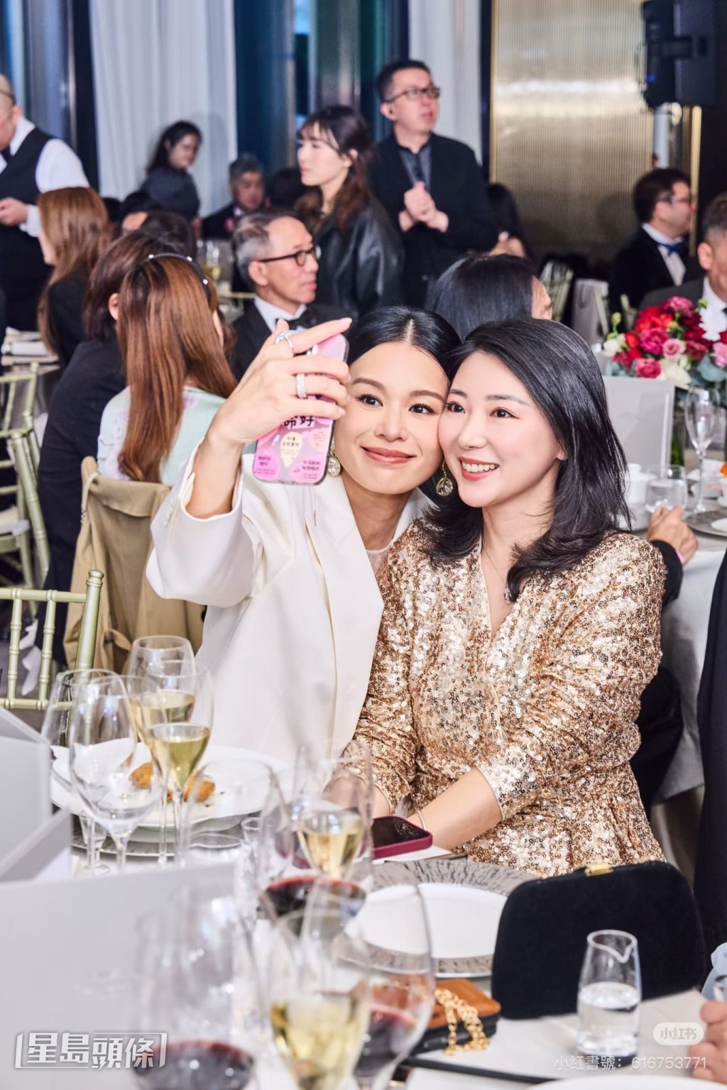 杏兒走到台下跟嘉賓合照。 杏兒走到台下跟嘉賓合照。