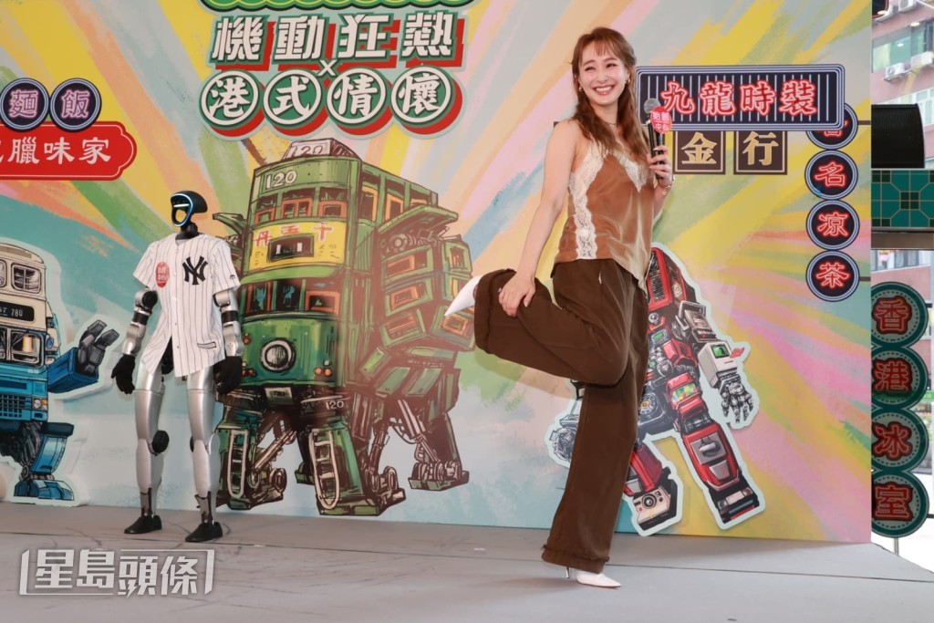 最深刻就是在阿姆斯特丹踩單車遊覽及朋友帶她到當地特色市集。