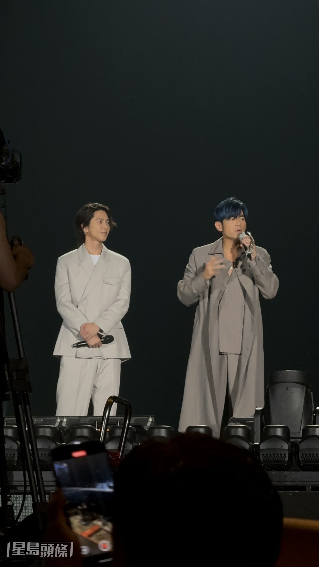 周杰倫興趣說道:「開不開心?有沒有非常的驚喜!」 周杰倫興趣說道:「開不開心?有沒有非常的驚喜!」