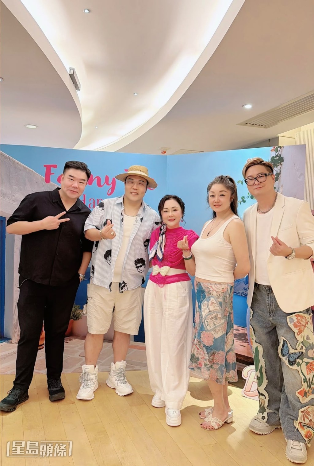 劉洋以一身夏日打扮同壽星女賀壽。