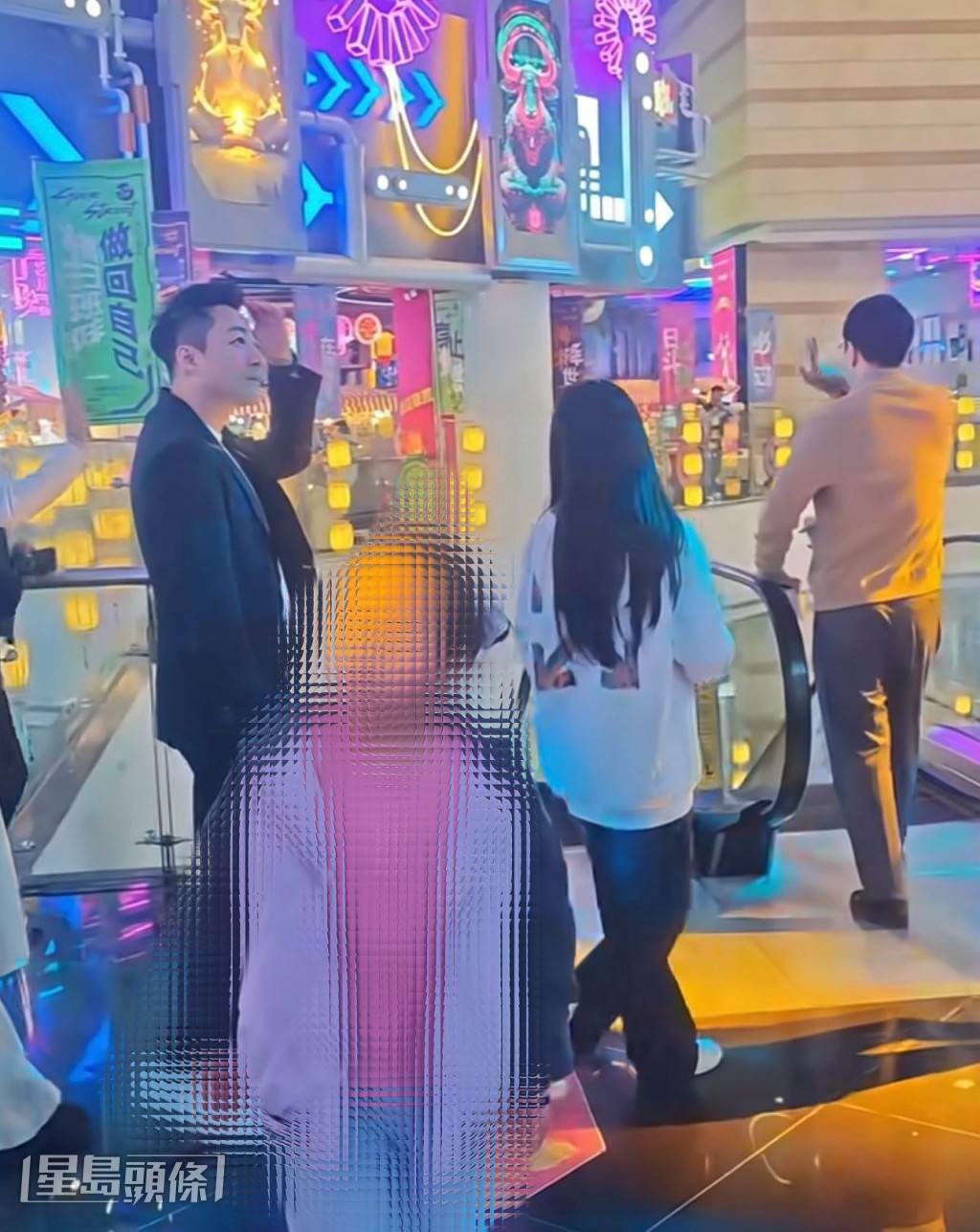 有网民在广州捕获汪小菲带着一对仔女、Mandy 和外母游广州。