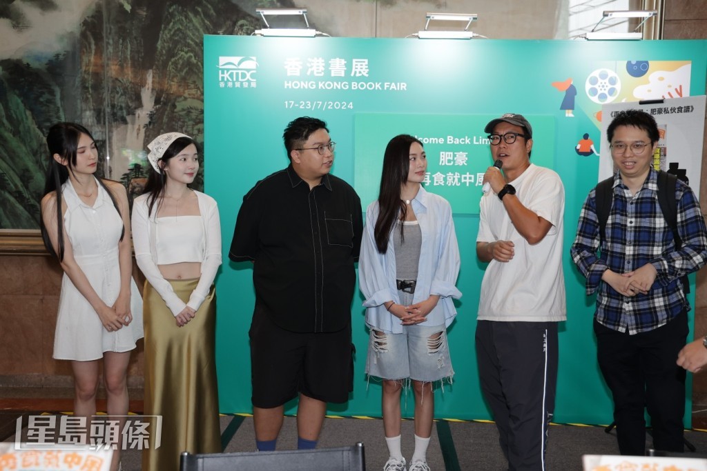 東方昇指肥豪跟很多靚女一起煮餸,但他只會注視在食物上,覺得他很尊重食物。 東方昇指肥豪跟很多靚女一起煮餸,但他只會注視在食物上,覺得他很尊重食物。