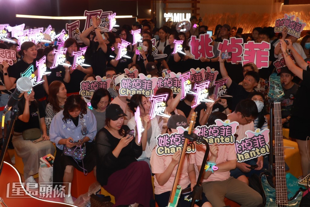 問到今次升學四年會否怕fans流失?Chantel表示不會太擔心, 問到今次升學四年會否怕fans流失?Chantel表示不會太擔心,
