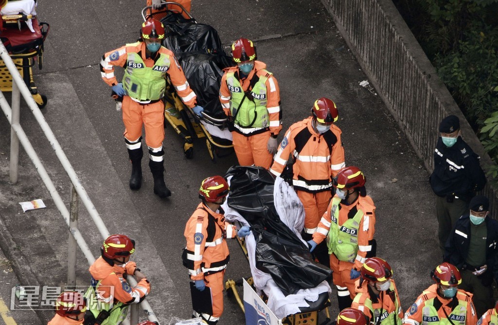 消防在單位內尋獲多具遺體。陳浩元攝 消防在單位內尋獲多具遺體。陳浩元攝