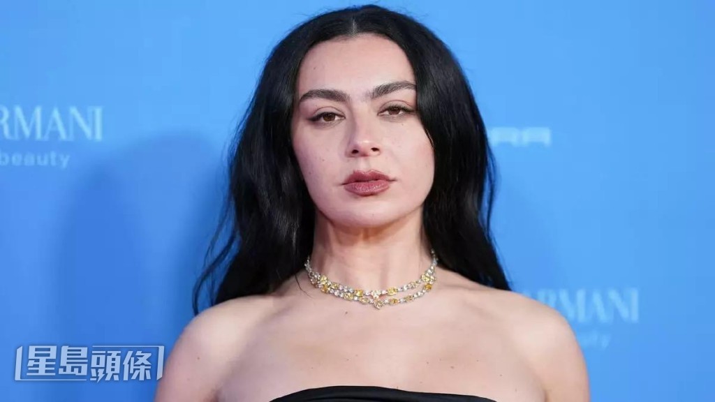 Charli XCX昨攜偽紀錄片《The Moment》到柏林影展宣傳。