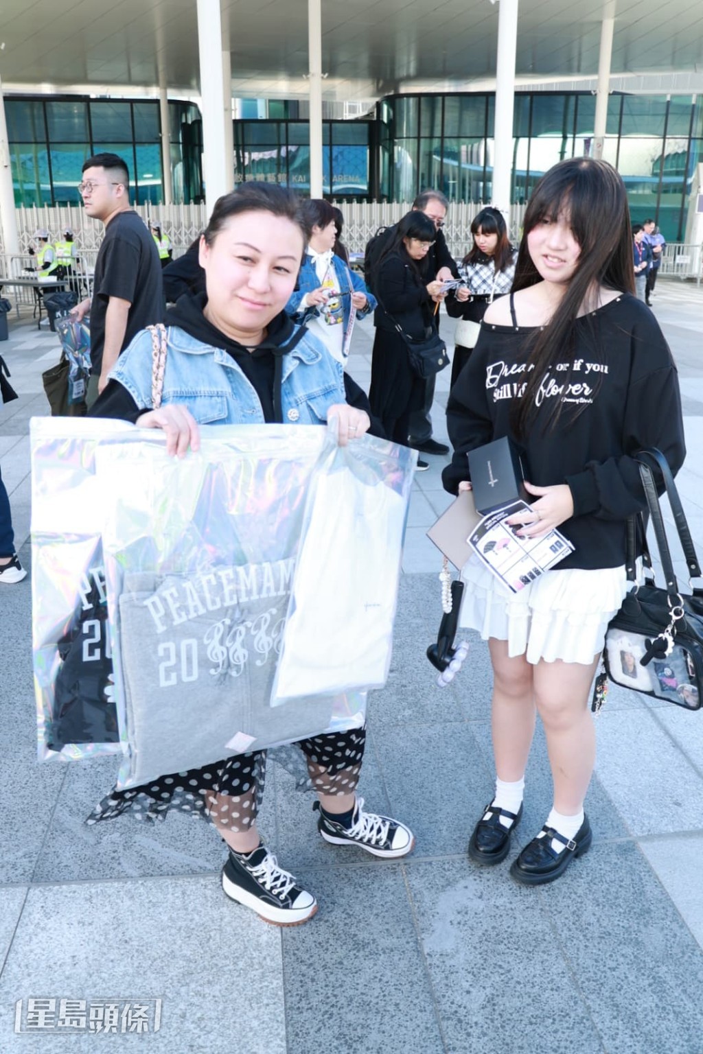 有粉絲買了不少紀念品。 有粉絲買了不少紀念品。