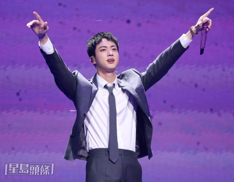 Jin去年退伍後已旋即投入演藝活動,早前更曾訪問湯告魯斯。 Jin去年退伍後已旋即投入演藝活動,早前更曾訪問湯告魯斯。