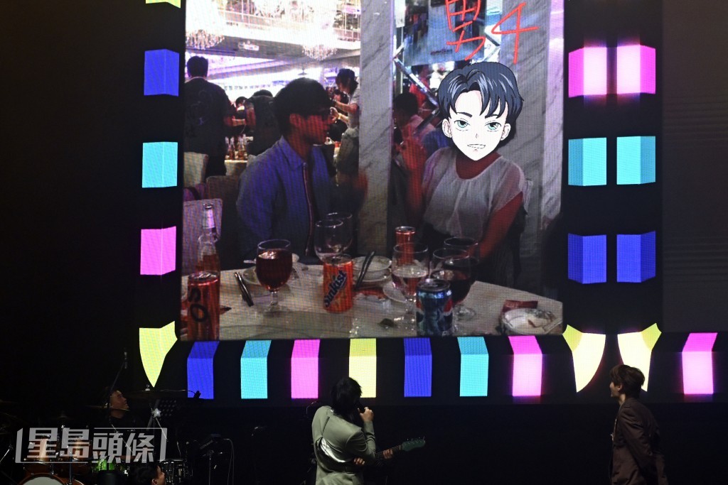 萤幕再展出多张坤哥与女子搭讪相片。