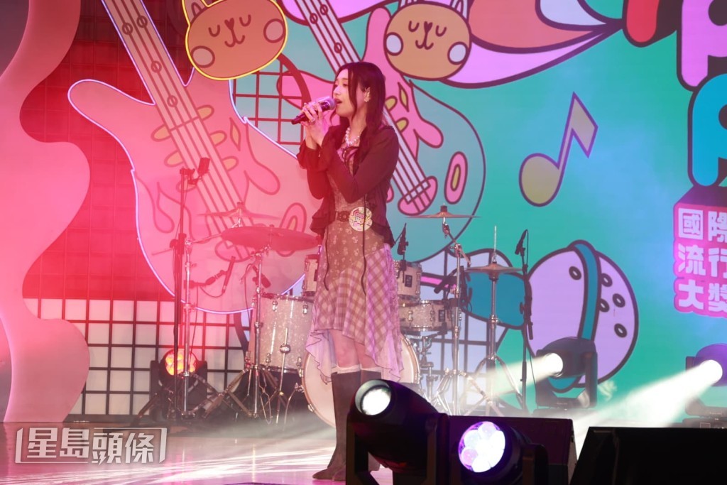 Sinnie現場演唱。