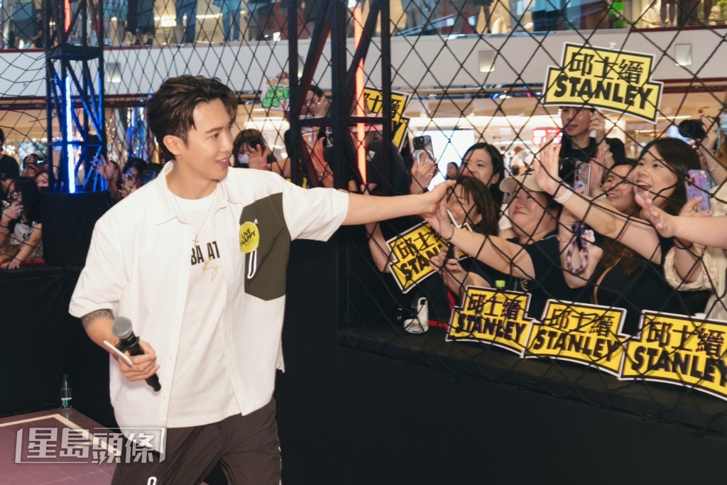暖男Stanley不時自動波為「籃球麻瓜」實時解釋行內術語，被主持大讚最佳拍擋。