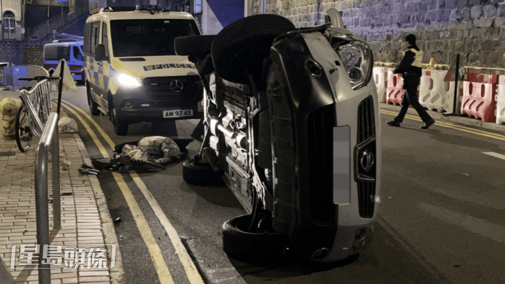 一輛私家車沿石山街往堅尼地城方向行駛期間，途至卑路乍街38號一個彎立時，不慎撞到路旁欄杆，車輛迅即向左翻倒。蔡楚輝攝