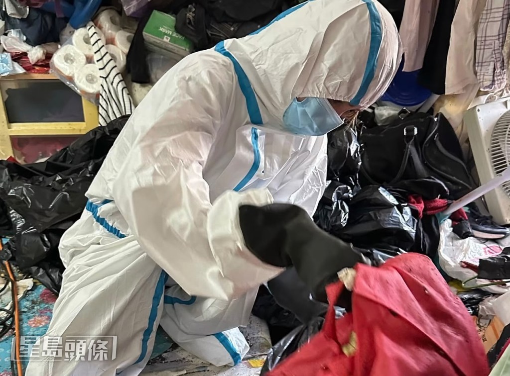 並親身協助長者清理囤積如山的家居雜物,相當落力。 並親身協助長者清理囤積如山的家居雜物,相當落力。