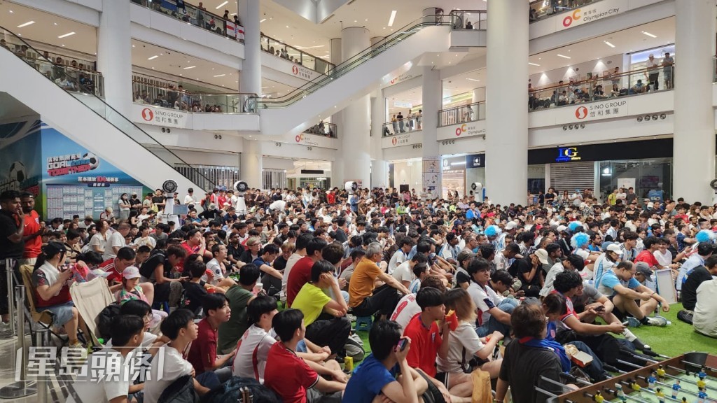 約800名球迷到場睇波。黎志偉攝 約800名球迷到場睇波。黎志偉攝