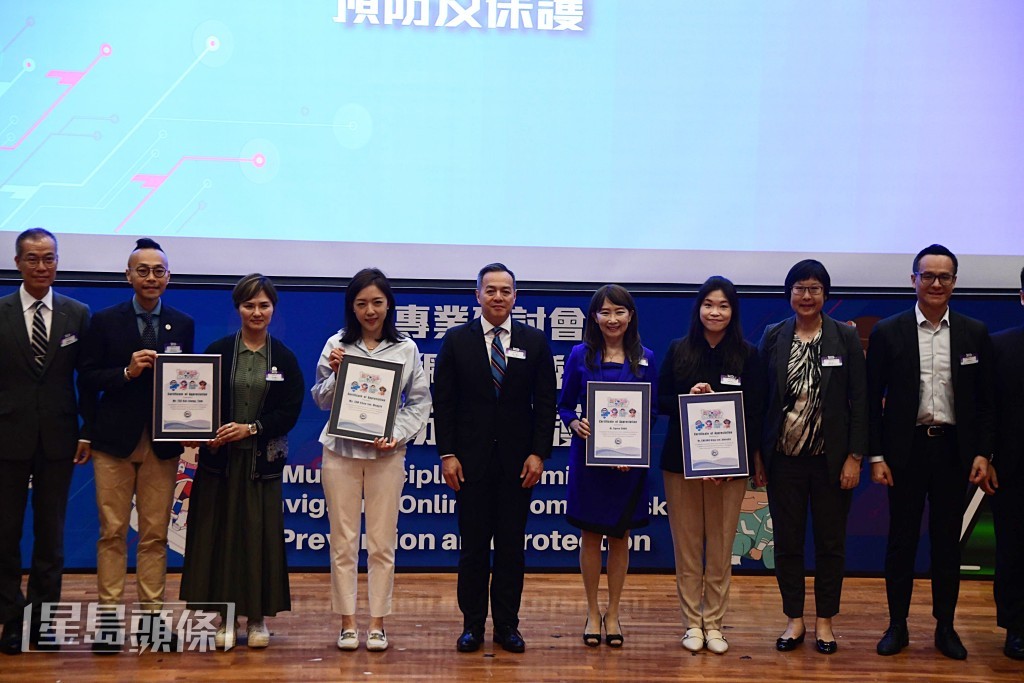 周一鳴（中）頒發紀念狀予各嘉賓。