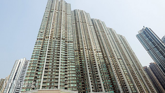 8月份的樓宇買賣合約總值349億元，較7月份上升5.8%，但與去年8月比較則下跌61.9%。資料圖片