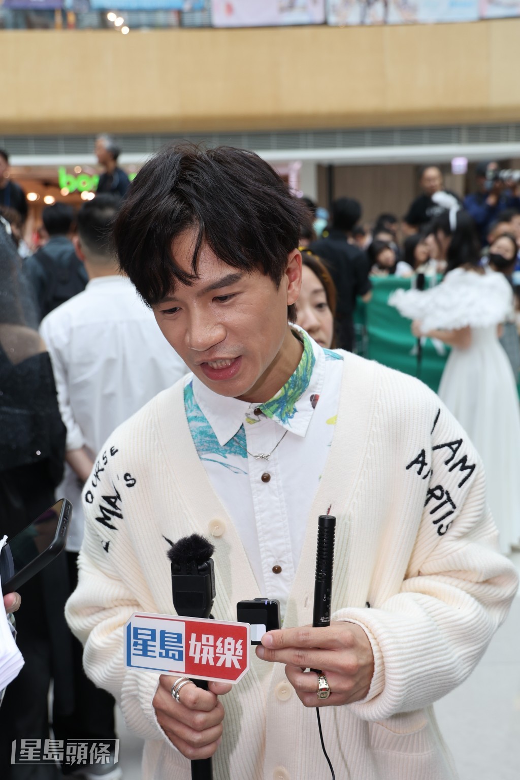 他表示對人生、家人、愛情、親情各方面有很多反思,希望個人越變越好。 他表示對人生、家人、愛情、親情各方面有很多反思,希望個人越變越好。