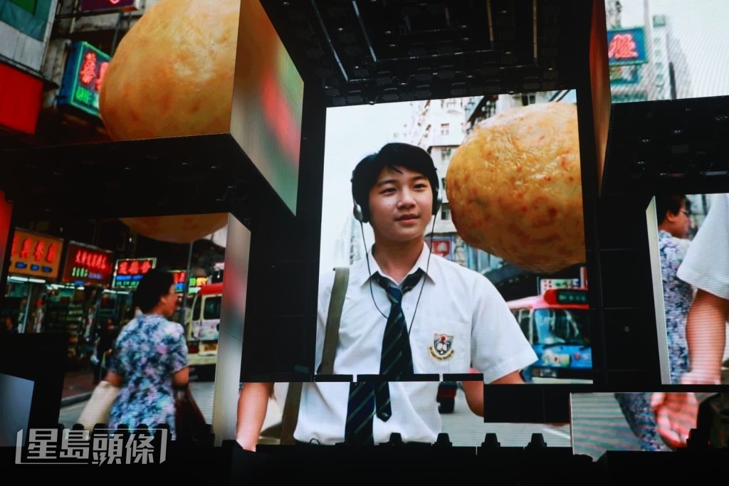 台上便播出由AI打造出當年Leon上學時聽着Walkman的畫面。 台上便播出由AI打造出當年Leon上學時聽着Walkman的畫面。