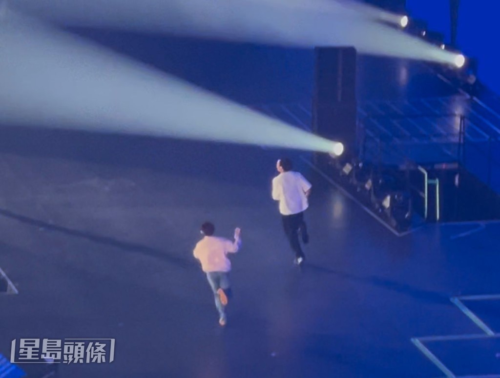 勝寬亦執起水樽,在台上追着珉奎「報仇」 勝寬亦執起水樽,在台上追着珉奎「報仇」