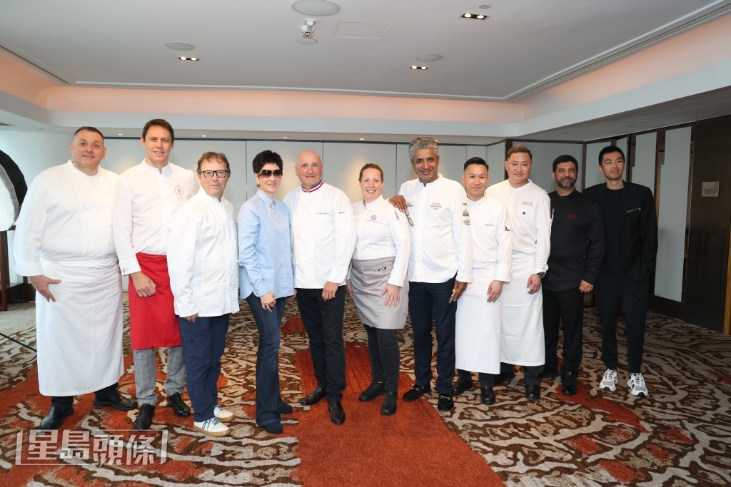 王幼倫（左四）和兒子張嘉慶（右一）邀得Sébastien Vauxion、Christian Julliard、Éric Bouchenoire、Marike van Beurden、Sylvestre Wahid等名廚助陣，為晚宴打造佳餚。