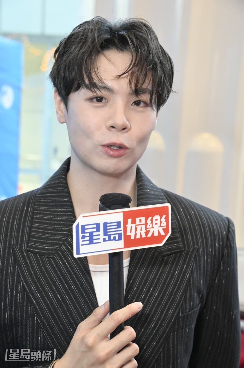 由於他的演唱會票價與陳奕迅的演唱會票價睇齊,引來大批網民批評?面對外界關於演唱會票價,冼靖峰解釋說:「其實我只是Small potato,我沒有權力去斟酌票價是多少。」 由於他的演唱會票價與陳奕迅的演唱會票價睇齊,引來大批網民批評?面對外界關於演唱會票價,冼靖峰解釋說:「其實我只是Small potato,我沒有權力去斟酌票價是多少。」