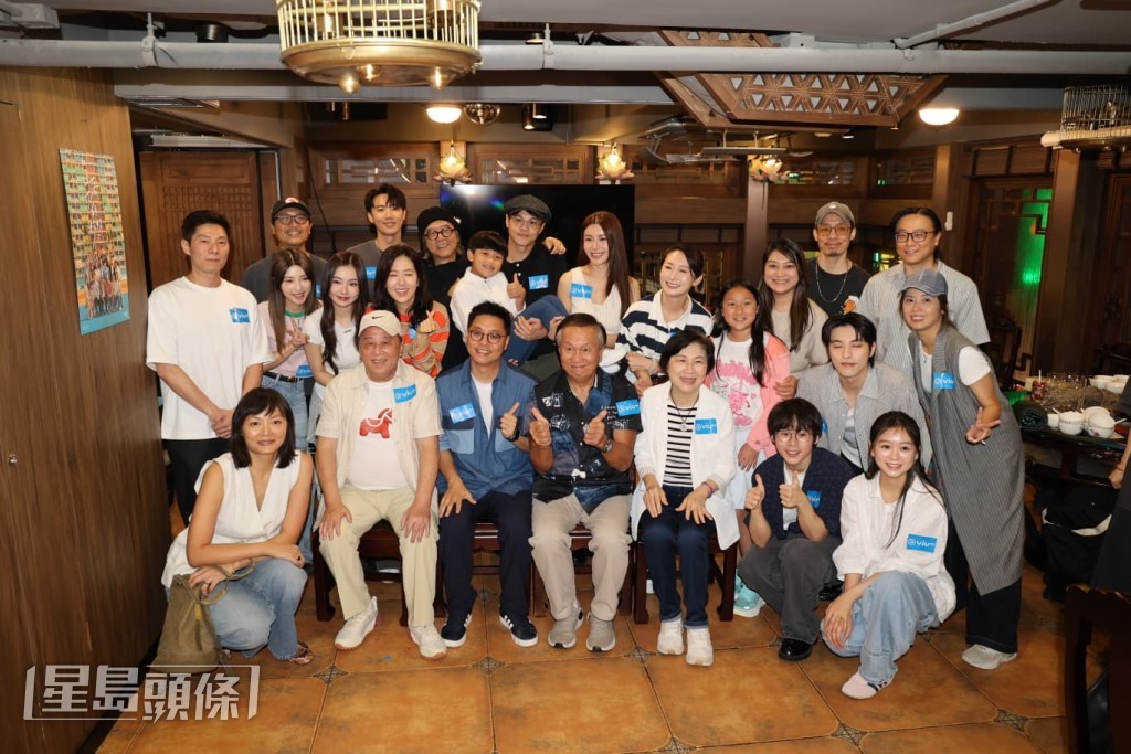 一眾演員齊齊出席ViuTV正熱播的新劇《日落下的彩虹》劇組晚宴聚會。 一眾演員齊齊出席ViuTV正熱播的新劇《日落下的彩虹》劇組晚宴聚會。