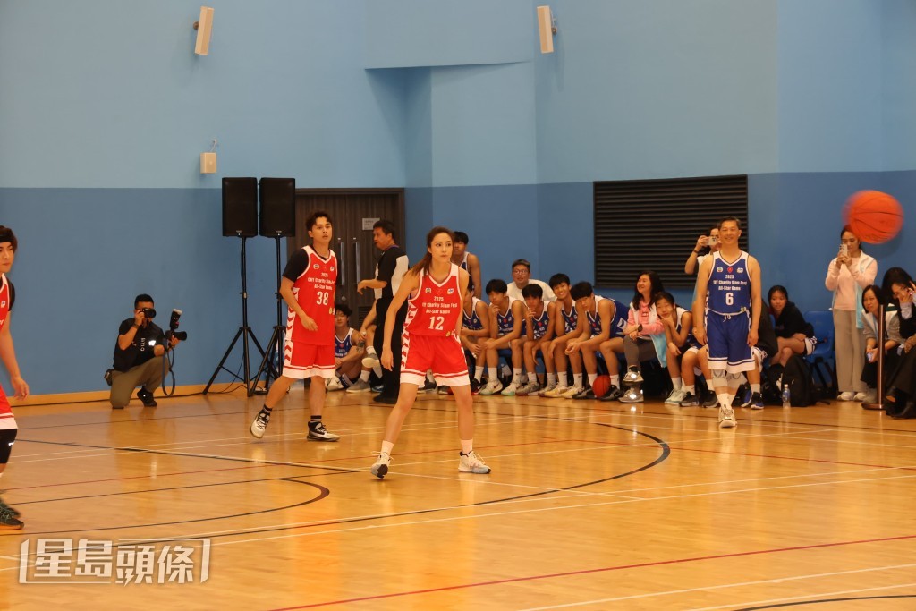 劉穎鏇熱愛運動,打籃球耍家。 劉穎鏇熱愛運動,打籃球耍家。