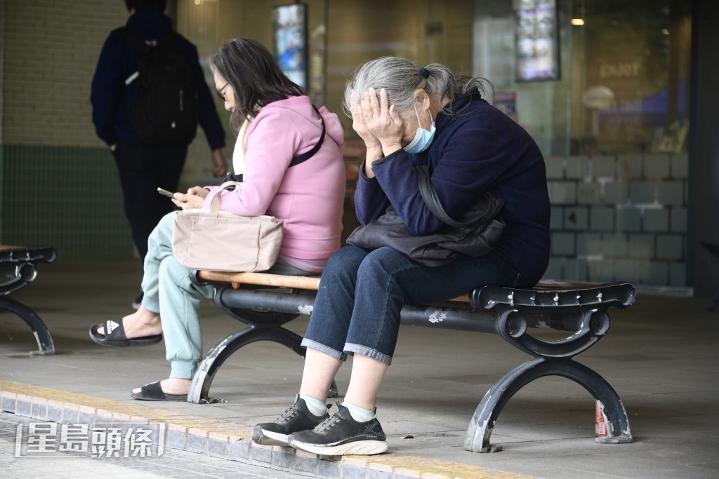 多名住戶得悉家園被焚毀後掩面痛哭。陳浩元攝 多名住戶得悉家園被焚毀後掩面痛哭。陳浩元攝