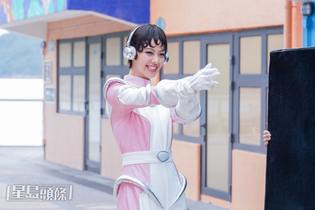 為配合後期加入效果,她對空氣做動作。 為配合後期加入效果,她對空氣做動作。