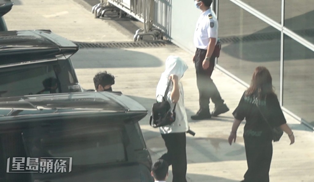 著上白色外套的姜濤亦相繼落車。 著上白色外套的姜濤亦相繼落車。