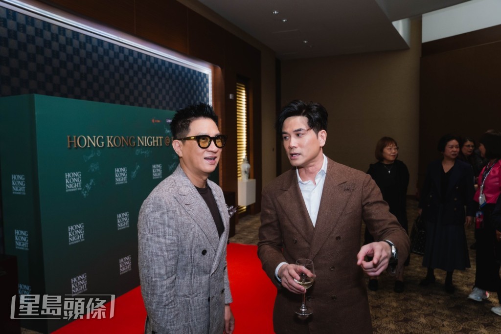 張家輝、伍允龍言談甚歡。