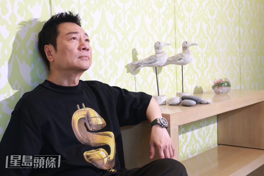 祥哥早年與TVB約滿,很快便選擇續約,還一口價便繼續合作關係至今。 祥哥早年與TVB約滿,很快便選擇續約,還一口價便繼續合作關係至今。