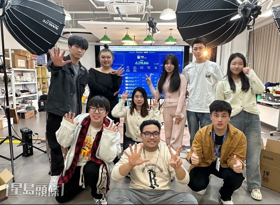 汪汪(後左1)和細細粒合作了多年。