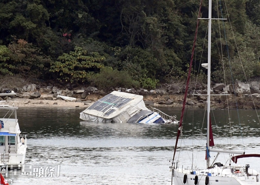 遊艇擱淺半淹海中。楊偉亨攝