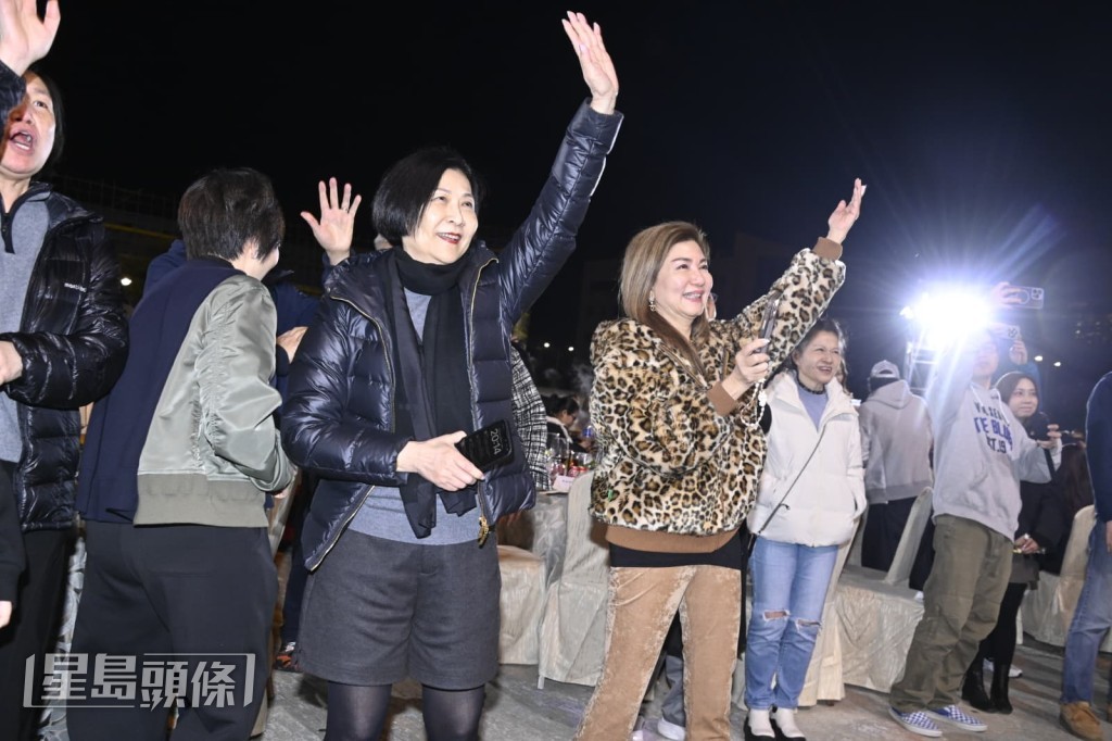 曾勵珍和樂易玲在台下揮手打氣。