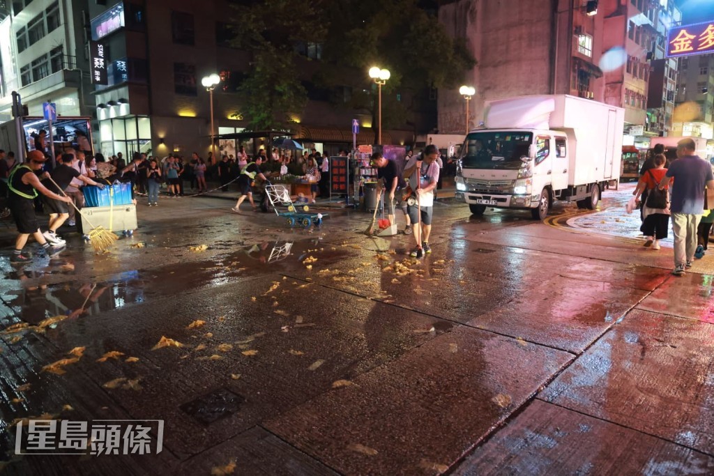工作人員清理現場灑下的溪錢,之後才慢慢解開封鎖路面。 工作人員清理現場灑下的溪錢,之後才慢慢解開封鎖路面。