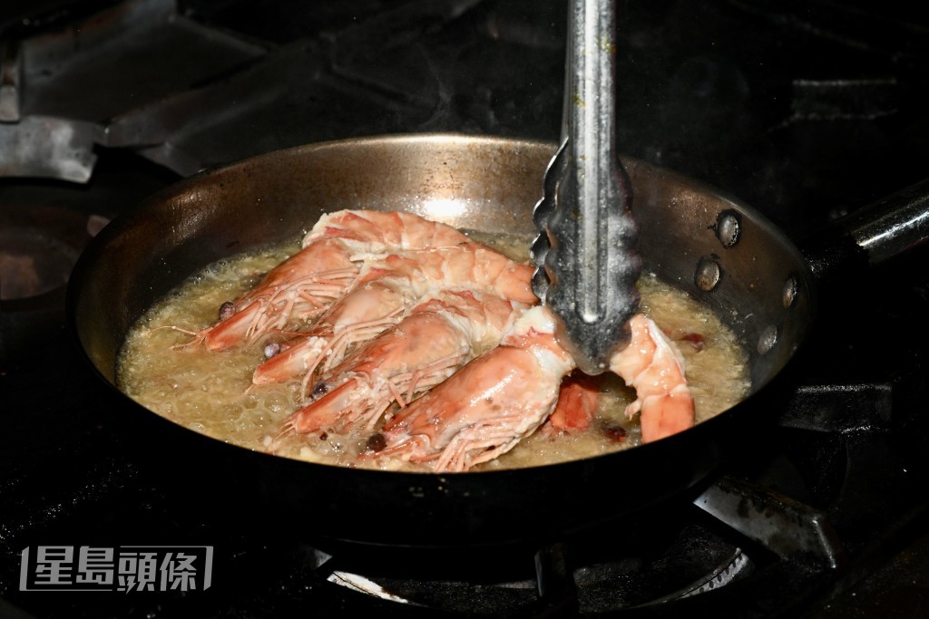 烹調精髓是用大量橄欖油將蒜頭、新鮮辣椒及辣椒乾令大蝦入味。 烹調精髓是用大量橄欖油將蒜頭、新鮮辣椒及辣椒乾令大蝦入味。