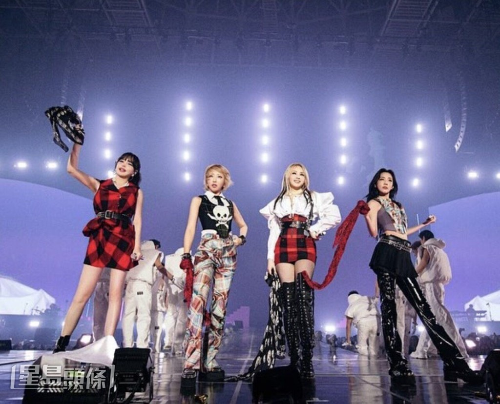 2NE1前年舉行15周年巡唱,去年8月,朴春(左一)宣布停工。 2NE1前年舉行15周年巡唱,去年8月,朴春(左一)宣布停工。