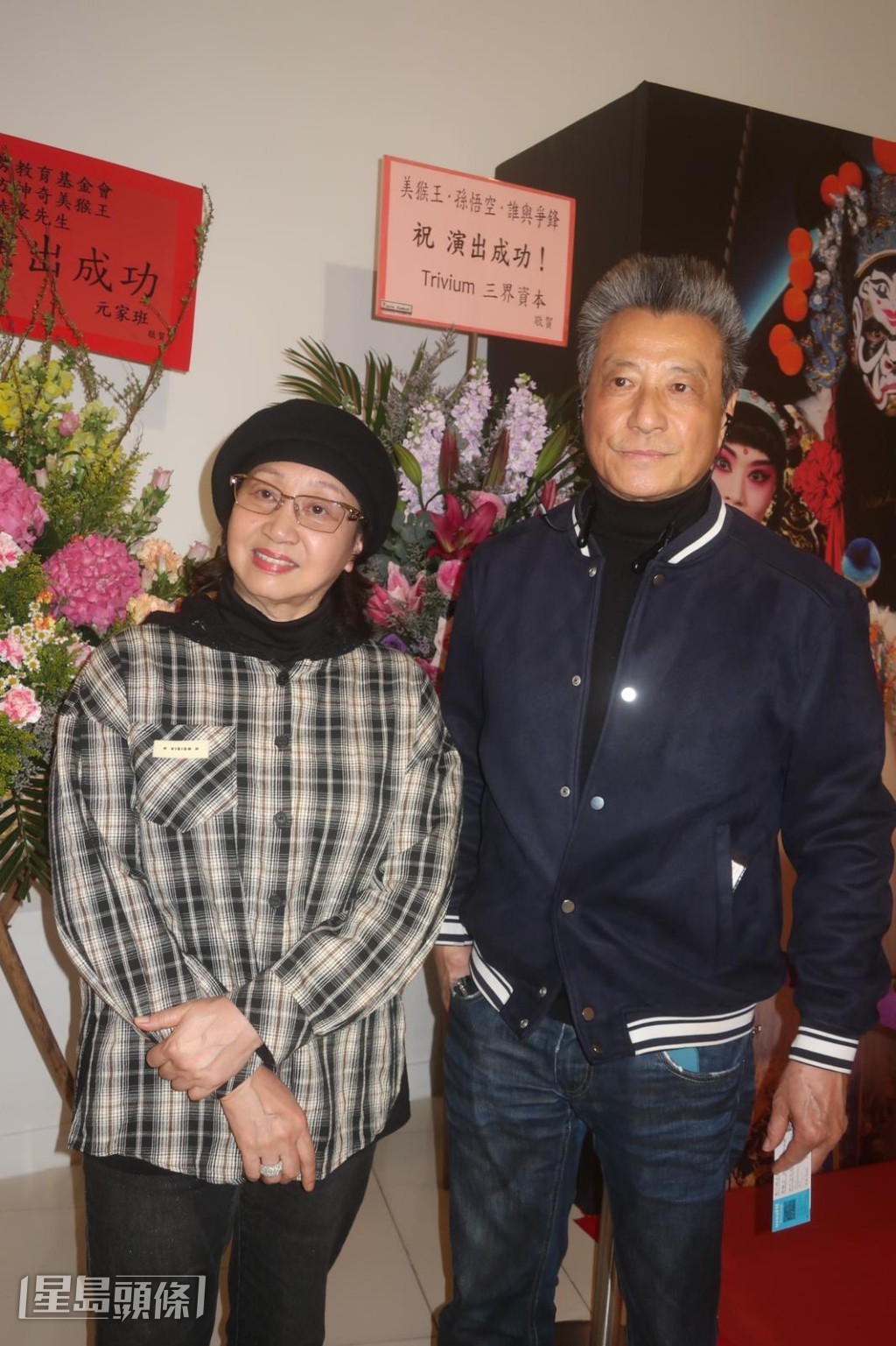 元秋表示早前梁小龍舉殯時,她與元華亦有送花牌悼念。 元秋表示早前梁小龍舉殯時,她與元華亦有送花牌悼念。