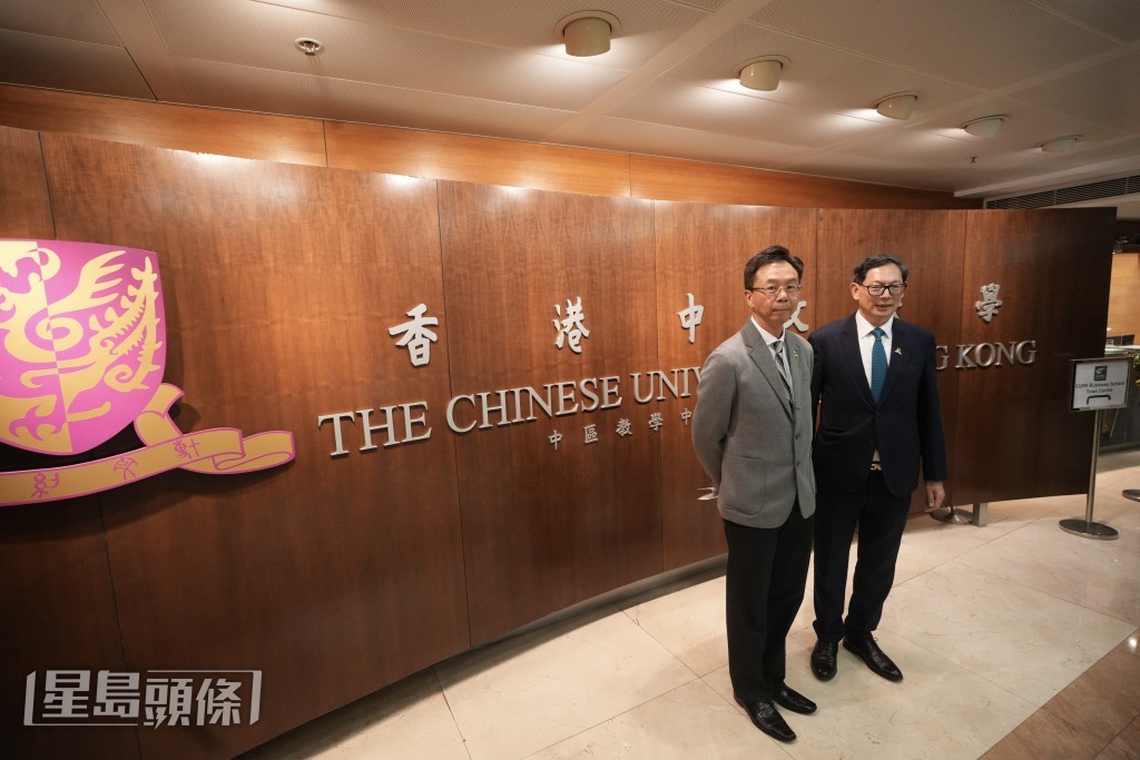 中大校董會主席查逸超(左)及副主席陳德霖(右)公布解傭吳樹培決定。劉駿軒攝