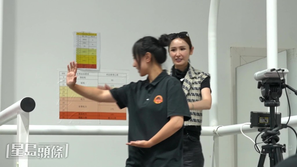 先以頂尖運動員動作數據建模，形成標準化評估體系。