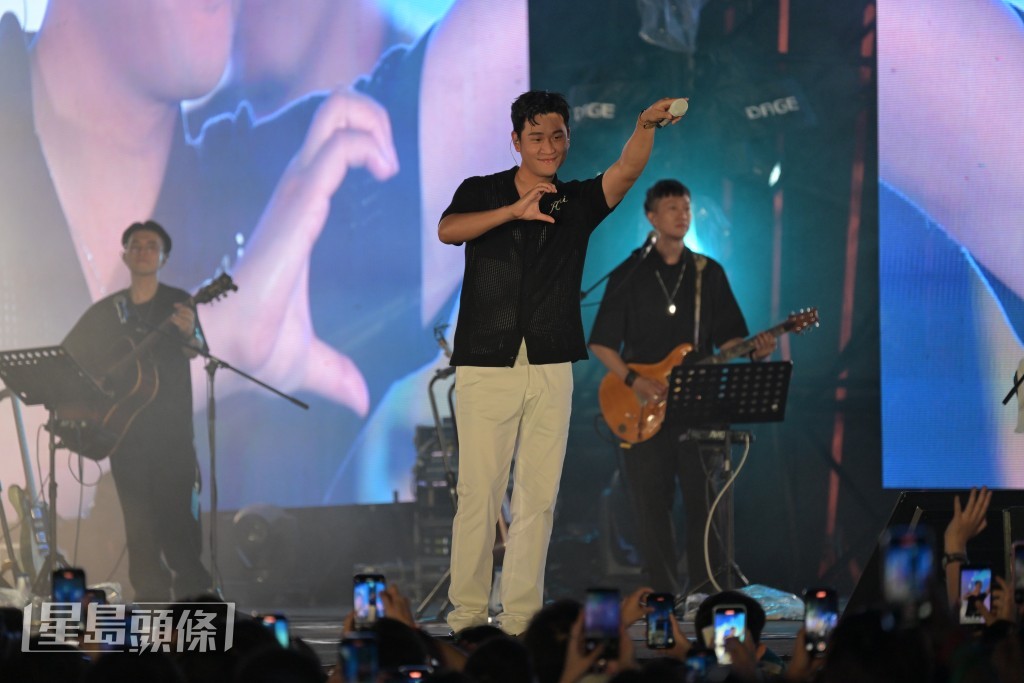 周興哲擔任壓軸表演，唱出《怎麽了》。