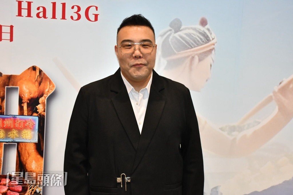 這次也是劉洋首次在會展這個場地演出,他希望自己能多些現場演出的機會。 這次也是劉洋首次在會展這個場地演出,他希望自己能多些現場演出的機會。