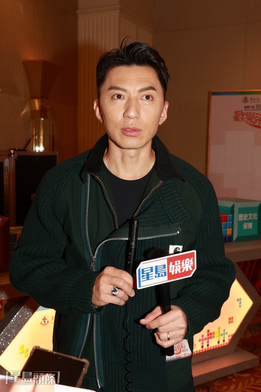 台慶當晚一班年青藝人演唱部分被指唱得差,袁偉豪指自己在台上演出也未必拿捏得好。 台慶當晚一班年青藝人演唱部分被指唱得差,袁偉豪指自己在台上演出也未必拿捏得好。