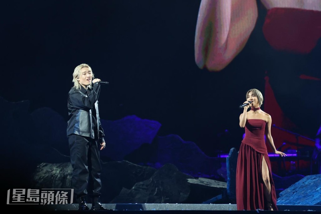 Encore時，Moon Tang穿上低胸裙與Jer合唱《外星人接我回去》。