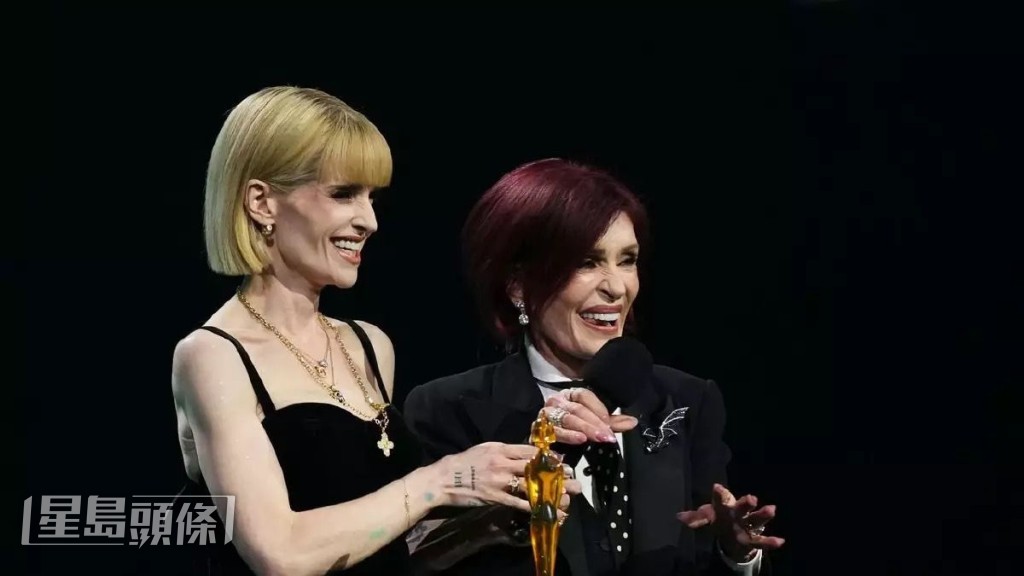 Sharon及Kelly Osbourne上台代Ozzy Osbourne领“终身成就奖”。