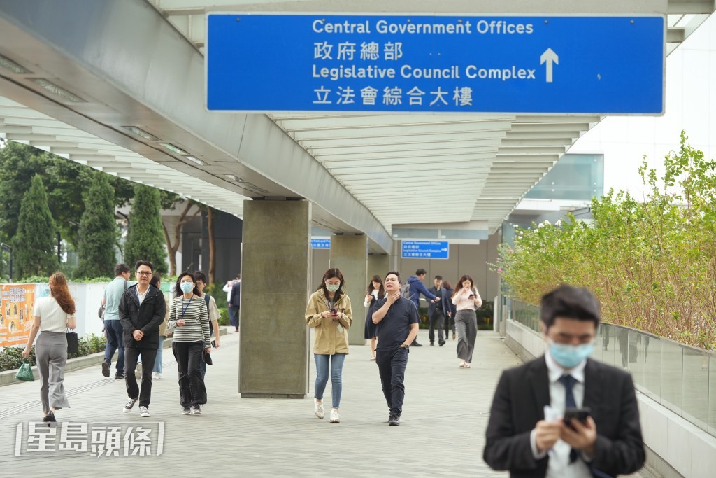 有政黨今年建議微調或削減現時的「長期優良服務公費旅行獎勵計劃」。資料圖片