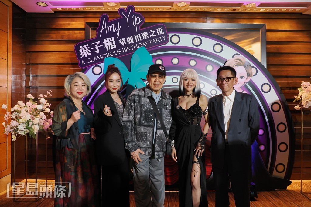 葉子楣感激胡楓(修哥)和連炎輝的到來。 葉子楣感激胡楓(修哥)和連炎輝的到來。