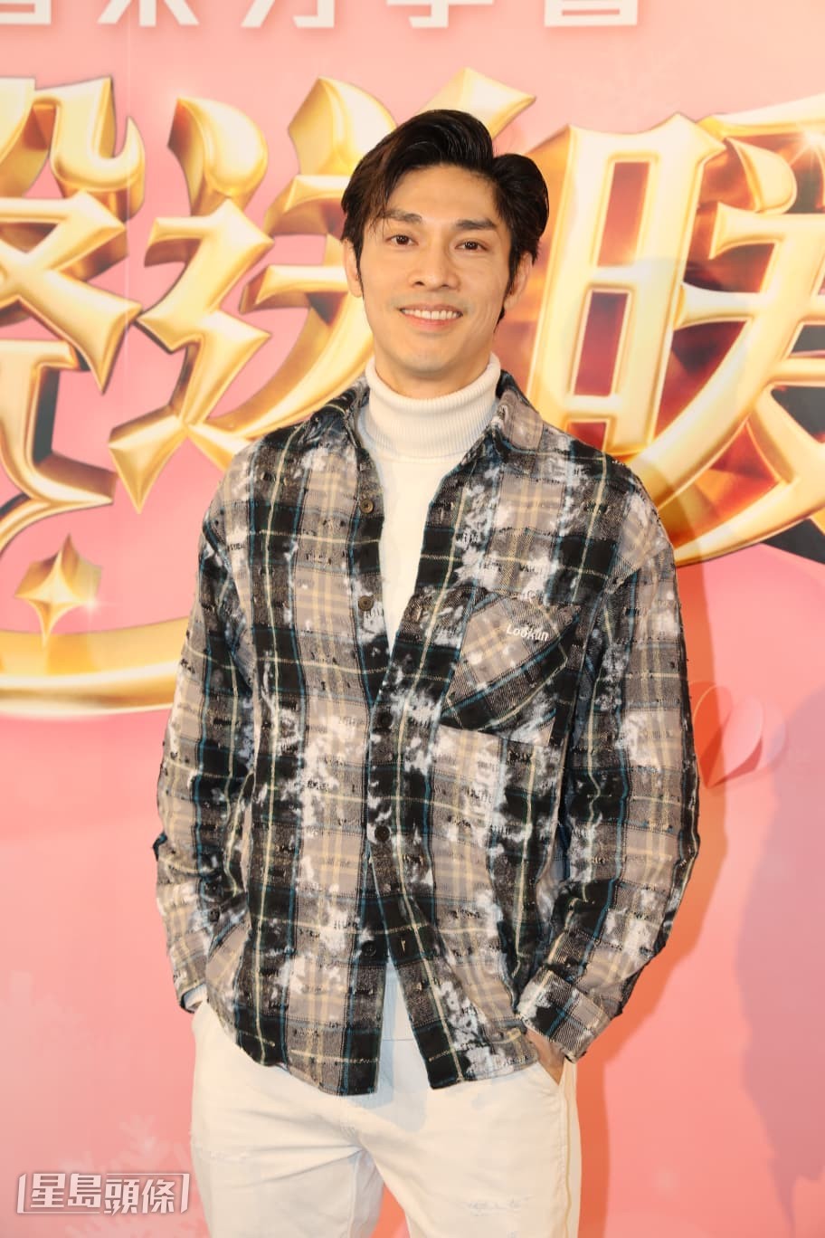 他笑言自己正在與汪明荃、蔡少芬、朱茵等人拍新劇《風華背後》。