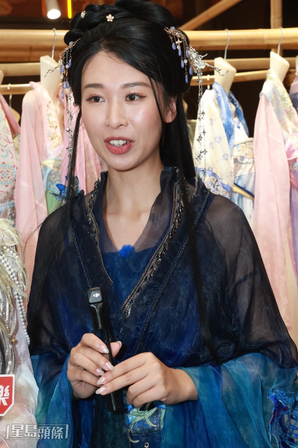 楊媛媛第一次穿華服。
